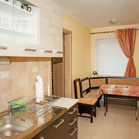Barnabas Rusnak V Sukromi Apartment Mucin